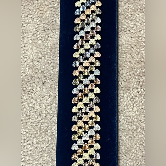 Beautiful Danbury Mint heart bracelet. Gold, silver and rose gold tones. - Picture 4 of 11